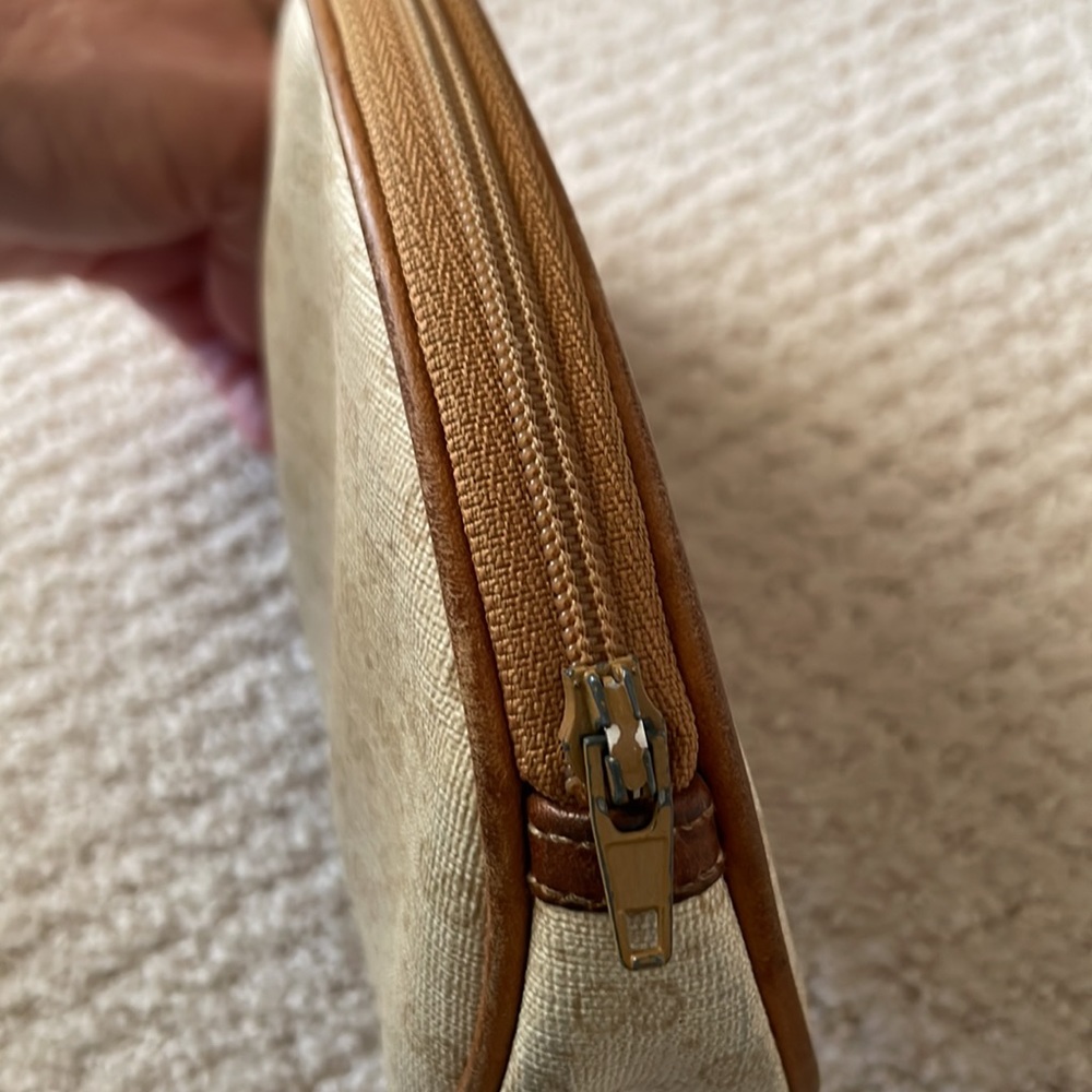 Vintage Gucci makeup bag. This bag is in great condition.The outside is perfect - Picture 7 of 7